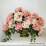 Цветочная композиция "Розовые гортензии в золотом кашпо"