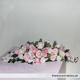 Цветочная композиция кремовая на камин